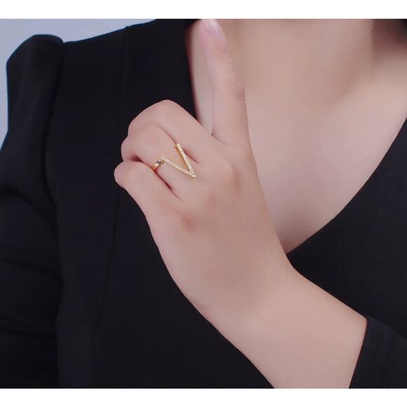 Elegant Gold V-Shaped Ring - Picture 2 of 5